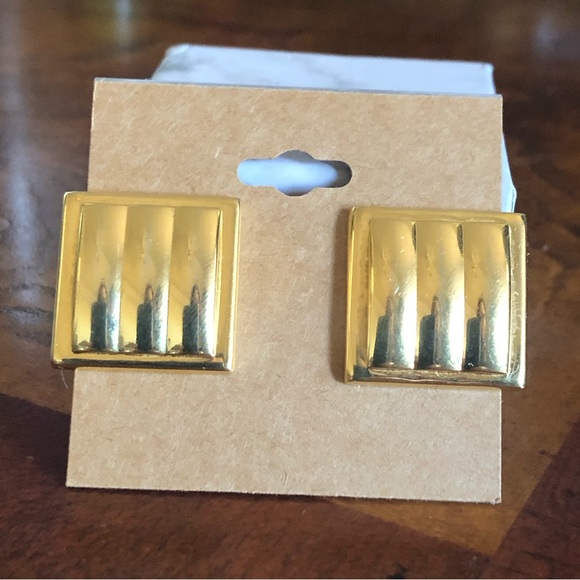 Vintage Monet textured gold plated pierced earrings - Picture 8 of 11